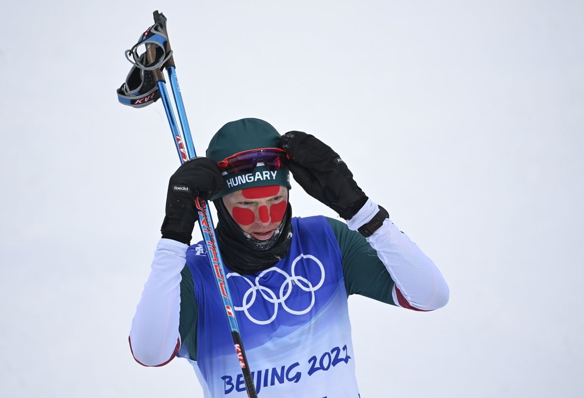 Kónya Ádám a férfi sífutók 50 kilométeres tömegrajtos versenyében a 2022-es pekingi téli olimpián, a csangcsiakoui zónában lévő Nemzeti Sífutó Központban 2022. február 19-én. Az eredetileg 50 kilométeres versenyt a rossz időjárás miatt 28,4 kilométerre rövidítették. Kónya Ádám 55. lett. MTI/Kovács Tamás