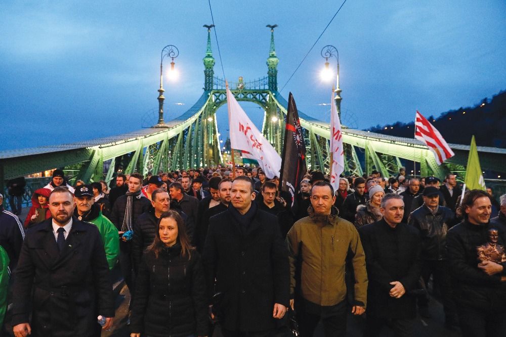 Toroczkai László (középen) a Horthy Miklós kormányzóvá választásának 100. évfordulója alkalmából tartott fáklyás felvonuláson a Szabadság hídon 2020-ban <br> Fotó: MTI/Mohai Balázs