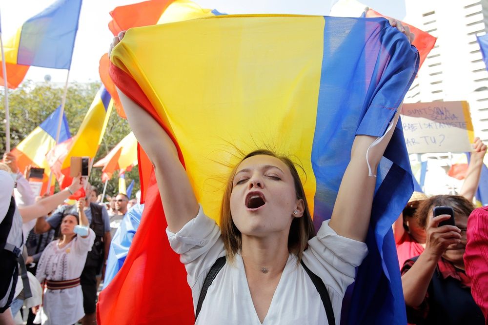 A koronavírus-járvány miatt bevezetett korlátozó intézkedések ellen tüntetnek Bukarestben 2020. szeptember 19-én. MTI/EPA/Bogdan Cristel