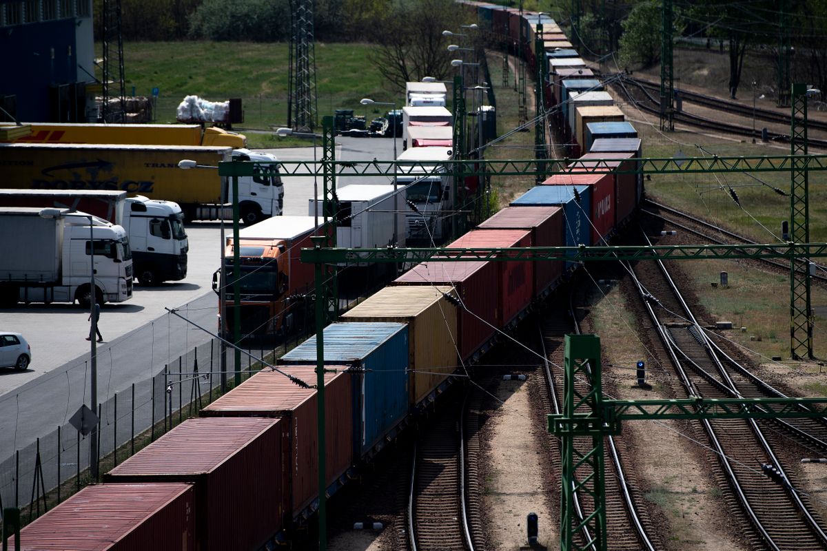 A kínai Csinan városából, jelentős mennyiségű egészségügyi védőfelszerelés-szállítmánnyal érkezett tehervonat a Rail Cargo Terminal - BILK Zrt. fővárosi telephelyén 2020. április 27-én. (MTI/Illyés Tibor)