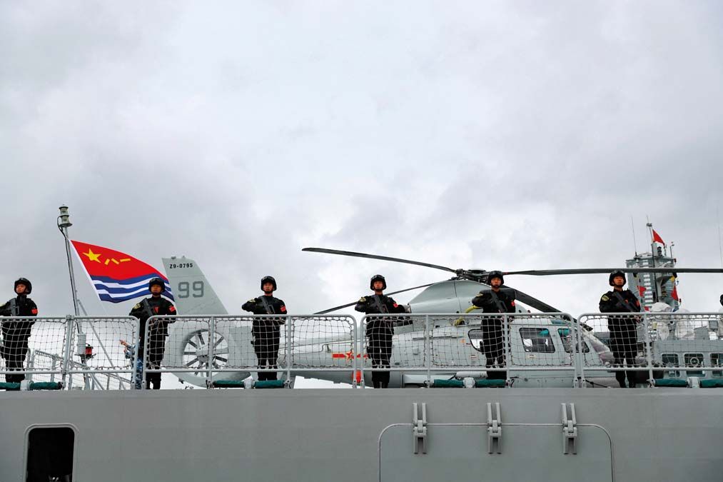 Kínai haditengerészek sorakoznak az Ádeni-öbölbe induló hadihajón. <br> Fotó: AFP / Xinhua Via / Liu Zaiyao 