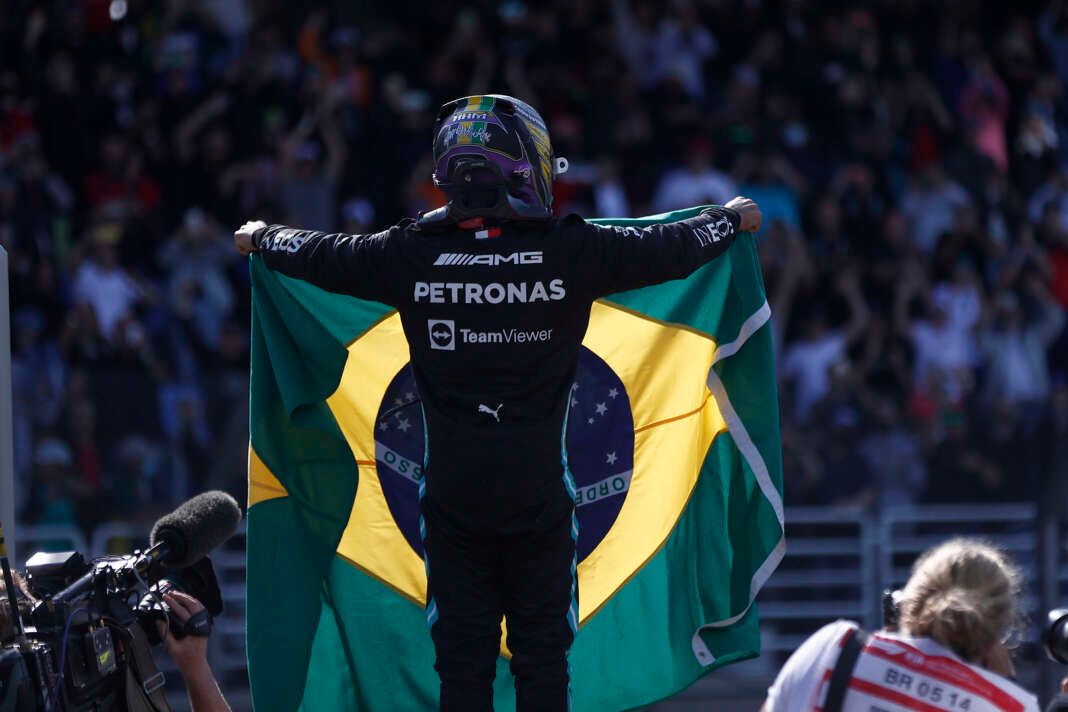 A képen: Hamilton a brazil zászlóval. Fotó: LAT Images/Mercedes AMG Petronas
