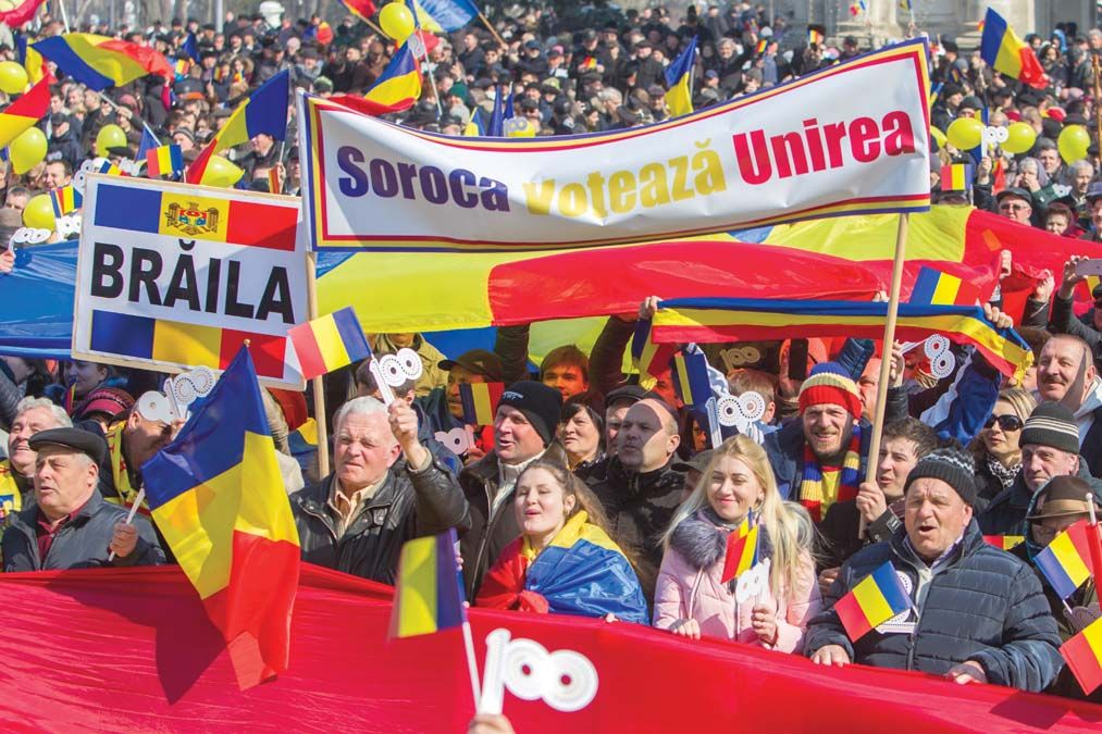 Felvonulás 2018-ban Chisinăuban, amelyen Románia és Moldávia egyesülésének századik évfordulójára emlékeztek.<br>Fotó:  MTI / EPA / Dumitru Doru