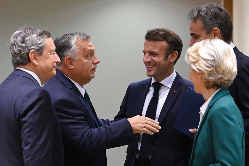  Orbán Viktor Mario Draghival, Emmanuel Macronnal, Ursula von der Leyennel és Kiriakosz Micotakisszal egyeztet az uniós vezetők október végi csúcstalálkozójának második napján <br> Fotó: AFP / John Thys