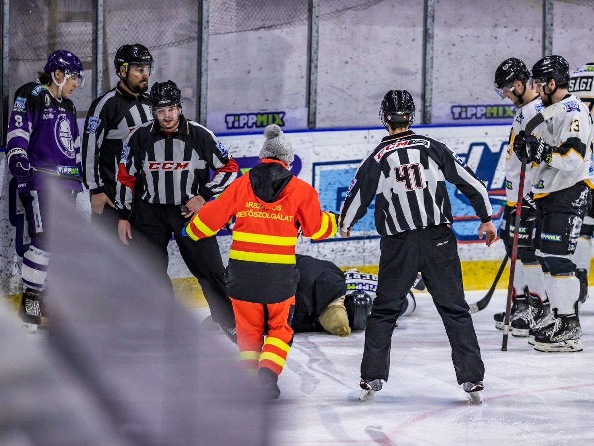 A debreceni kapitányt, Berta Ákost a jégről egyenesen a kórházba kellett vinni, az első hírek szerint legalább a szeme nem sérült meg. Fotó: Jani Martin/UTE