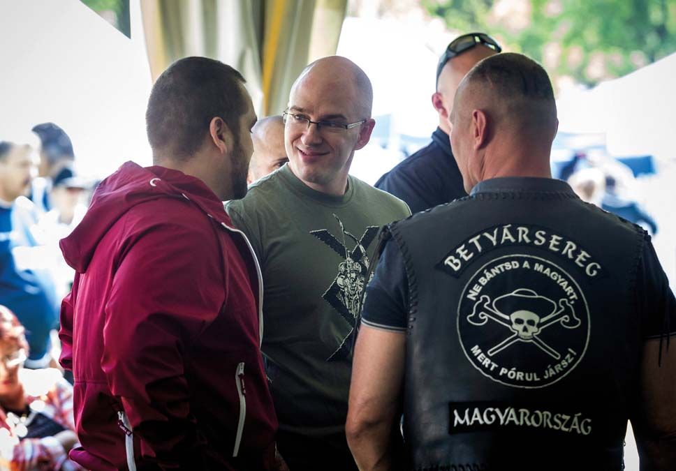 A náci karlendítéssel botrányt okozó Z. Kárpát Dániel 2016-ban Tyirityán Zsolttal, a Betyársereg vezetőjével egyeztet. <br> Fotó: MTI / Szigetváry Zsolt