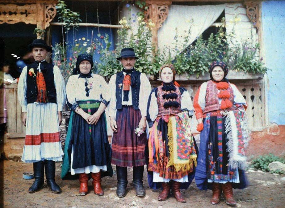  Ünnepi ruhába öltözött csoport <br> Fotó: Néprajzi Múzeum