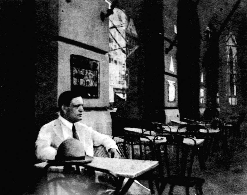 Karinthy Frigyes a Hadik Kávéház teraszán, 1929 <br> Fotó: Petőfi Irodalmi Múzeum