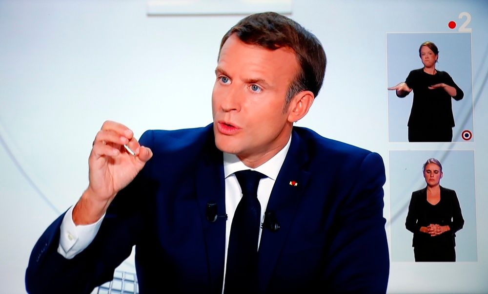 Tévéképernyőről készített képen Emmanuel Macron francia elnök televíziós interjút ad a párizsi kormányülés után, 2020. október 14-én. A koronavírus-járvány miatt a kormány október 17-i hatállyal egészségügyi rendkívüli állapotot hirdetett ki, amely a szükségesnek vélt korlátozások bevezetését teszi lehetővé. MTI/EPA/Guillaume Horcajuelo
