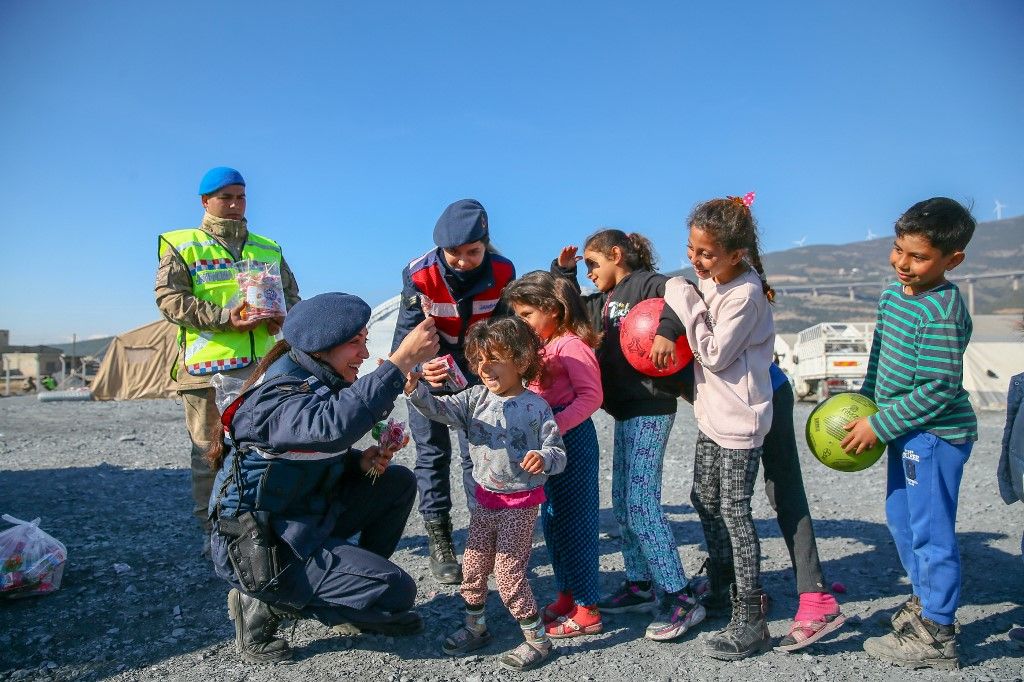 A képen: A törökországi földerengésben árván maradt gyerekeknek segítenek önkéntesek. A Budapesti atlétikai vb szervezőbizottsága 23 török gyereket lát vendégül augusztusban Budapesten. Fotó: HALIL FIDAN / ANADOLU AGENCY / ANADOLU AGENCY VIA AFP