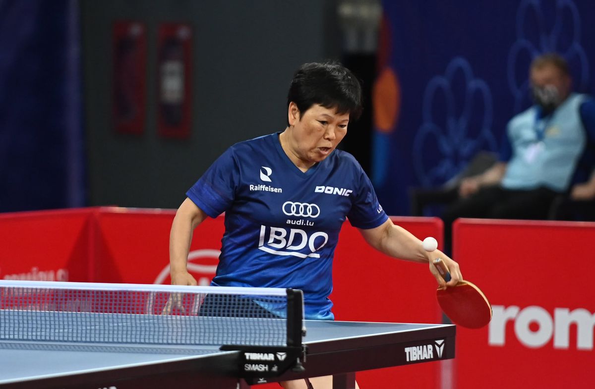 A kínai származású Ni Xialian 58 évesen nyert bronzérmet Luxemburgnak a houstoni asztalitenisz-világbajnokságon. FLTT (Luxemburgi Asztalitenisz-szövetség)