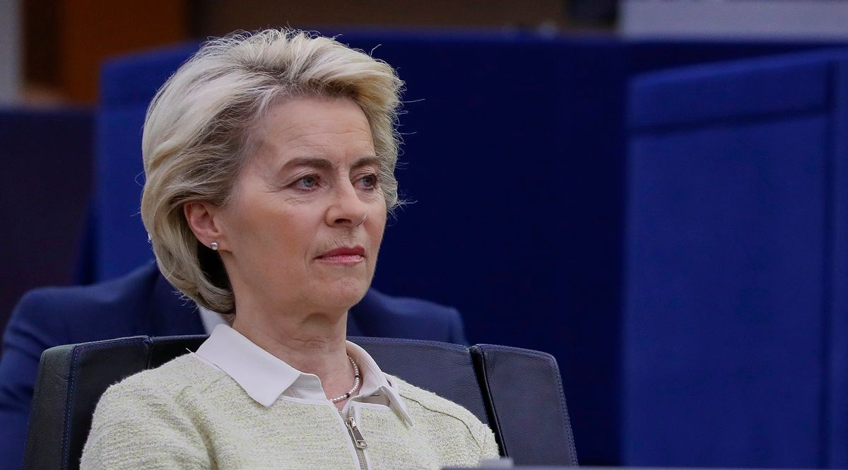 Ursula von der Leyen, az Európai Bizottság elnöke az Európai Unió nem hivatalos prágai csúcstalálkozójának végén tartott sajtóértekezleten 2022. október 7-én. MTI/EPA/Filip Singer