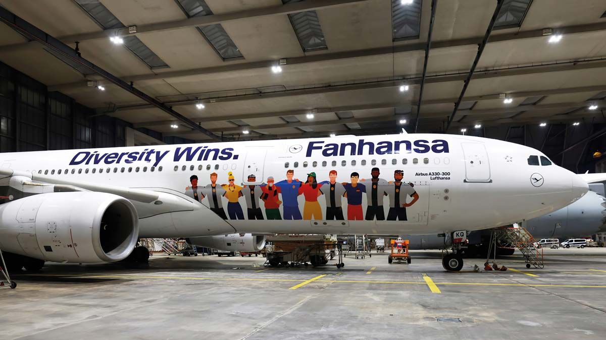 Diversity Wins  (a sokszínűség győz) feliratú, külön erre az alkalomra átszabott Lufthansa-járattal indul Katarba a német labdarúgó-válogatott <br> Fotó: Flightradar24