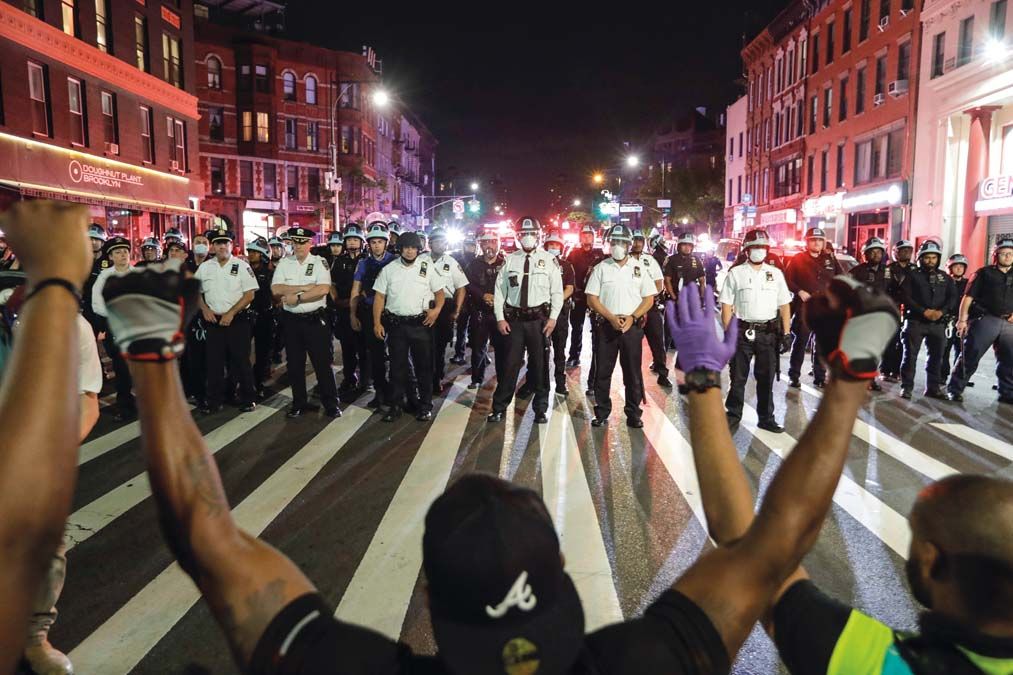 New Yorkban demonstrálók és rendőrök néznek farkasszemet.<br>Fotó: MTI