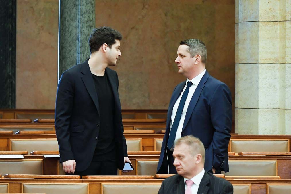 Ungár Péter Szakács Lászlóval a parlamentben. <br> Fotó: MTI / Koszticsák Szilárd