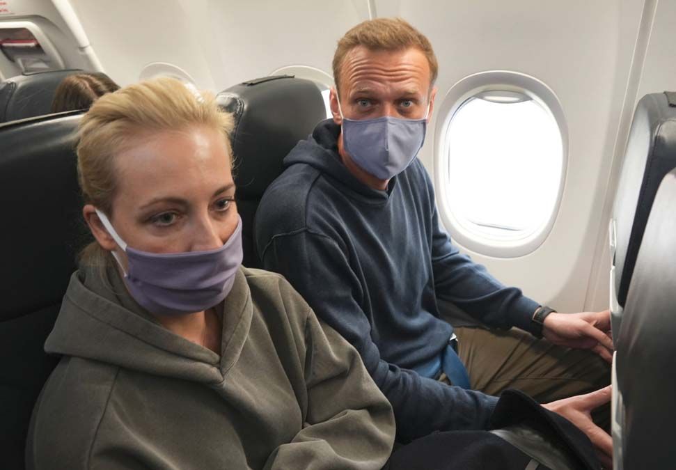lekszej Navalnij és felesége, Julija a Moszkva felé tartó gépen a berlini repülőtéren 2021. január 17-én. <br> Fotó: MTI / AP / Mstyslav Chernov