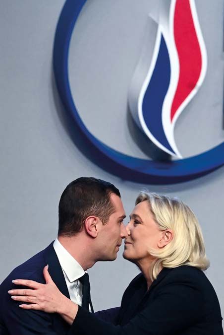 Jordan Bardella Marine Le Pen mentori ölelésében pártelnökké választásakor <br> Fotó: AFP / Alain Jocard
