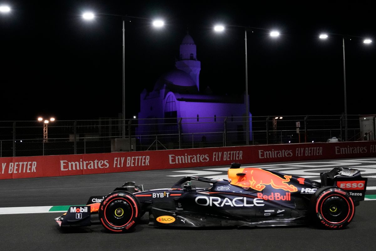 Max Verstappen, a Red Bull holland versenyzője a Forma-1-es autós gyorsasági világbajnokság Szaúdi Nagydíjának második szabadedzésén a dzsiddai utcai versenypályán 2022. március 25-én. Drámai végjáték után Verstappen nyerte a futamot március 27-én. MTI/AP/Haszan Ammar