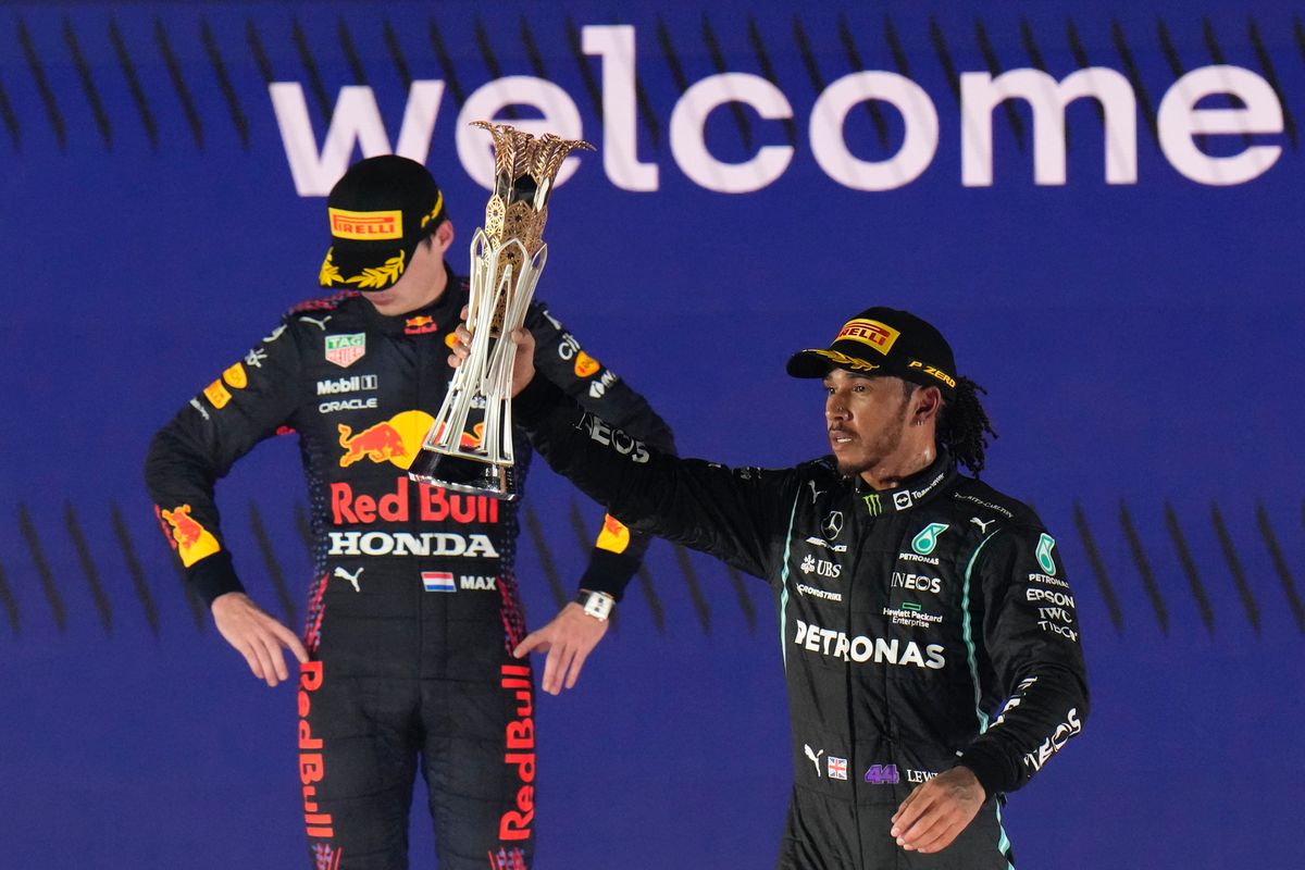 A képen: Dzsidda, 2021. december 5. A második helyezett Max Verstappen, a Red Bull holland versenyzője (b) és a győztes Lewis Hamilton, a Mercedes brit versenyzője a Forma-1-es autós gyorsasági világbajnokság első alkalommal megrendezett Szaúdi Nagydíjának eredményhirdetésén a dzsiddai utcai versenypályán 2021. december 5-én. Fotó: MTI/AP/Haszan Ammar
