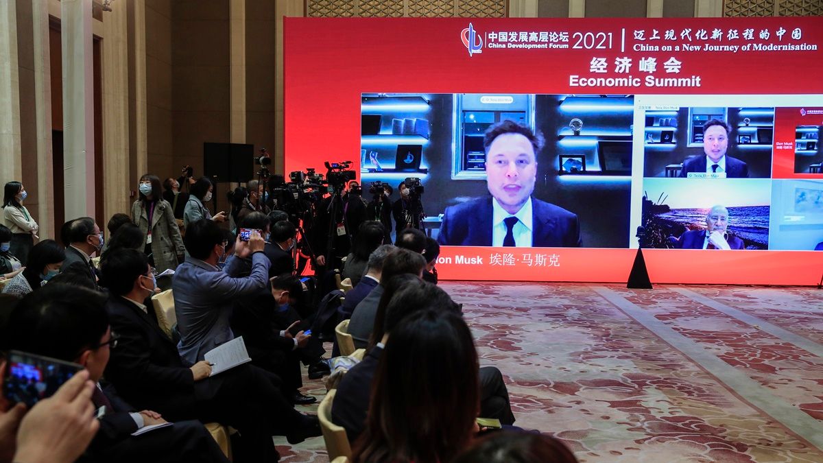 Elon Musk videoösszeköttetésen keresztül szólal fel a Kínai Fejlesztési Fórumon a pekingi Tiaojütaj állami vendégházban 2021. március 20-án. A háromnapos gazdasági fórum mottója: Kína a modernizáció új útján. MTI/EPA/Vu Hong