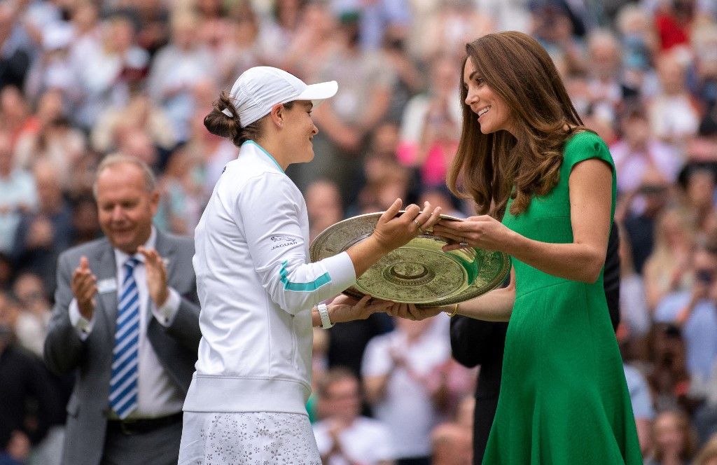 Katalin hercegnő a tavalyi wimbledoni hölgy-bajnoknak nyújtja át a női sport legmagasabban jegyzett díját. <br> Fotó: Ben Solomon / AELTC via AFP