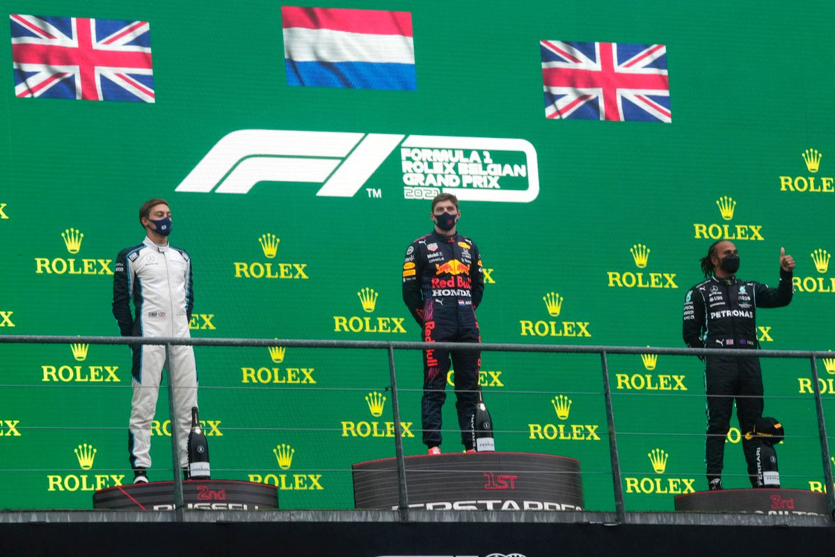 A képen: A győztes Max Verstappen, a Red Bull holland versenyzője (k), a második helyezett George Russell, a Williams brit versenyzője (b) és a harmadik helyezett Lewis Hamilton, a Mercedes brit versenyzője a Forma-1-es autós gyorsasági világbajnokság Belga Nagydíjának eredményhirdetésén. Fotó: MTI/AP/Francisco Seco