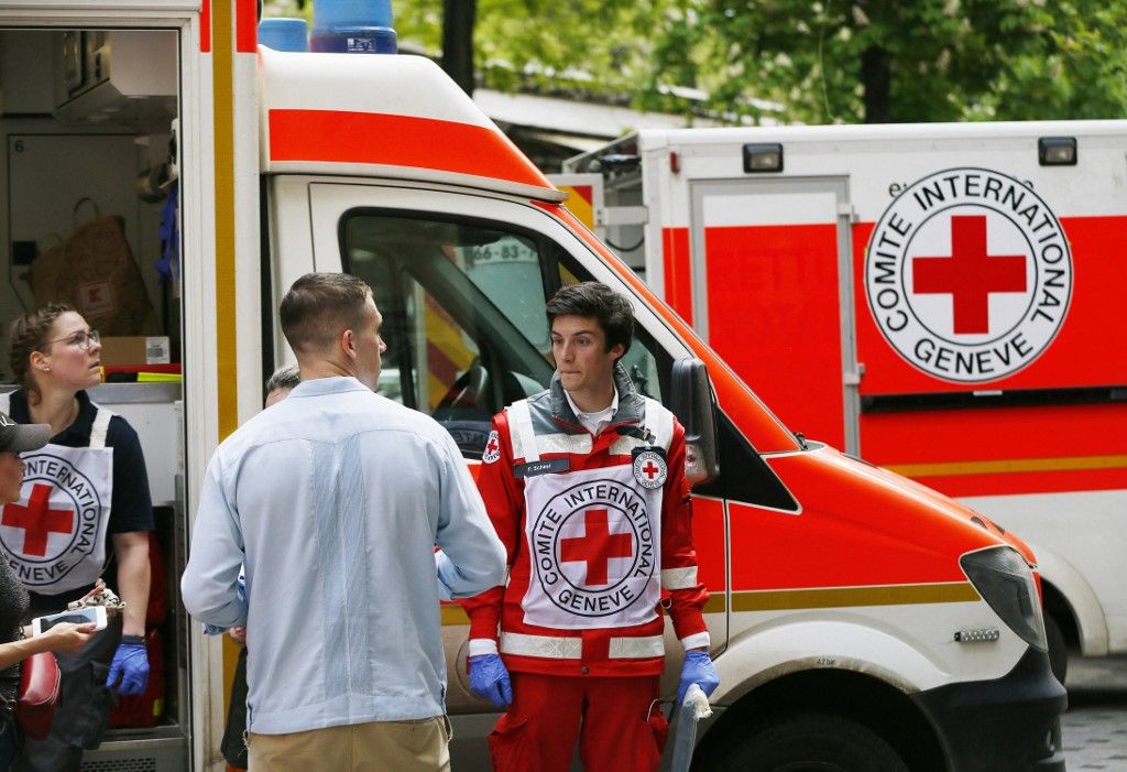 A Vöröskereszt emberei Odesszában. Fotó: Vladimir Shtanko/AFP