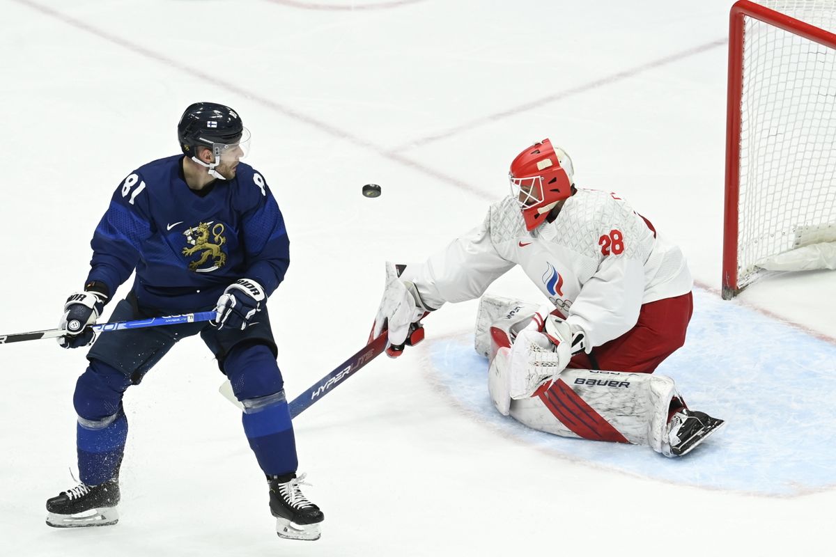 A finn Iiro Pakarinen (b) és az orosz Ivan Fedotov kapus a férfi jégkorongtorna döntőjében. Fotó: MTI/Kovács Tamás
