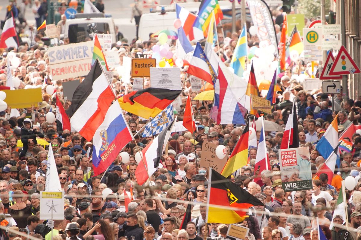 Bajor, holland, svéd, birodalmi – rengeteg zászlóval érkeztek a tüntetők. Fotó: MTI/EPA/Clemens Bilan