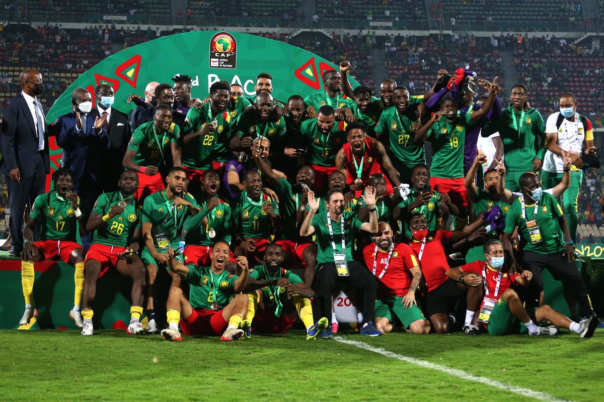 A kameruni válogatott ünnepel a megnyert bronzmeccs után az Afrika-kupán. Fotó: TotalEnergies Africa Cup of Nations hivatalos Facebook-oldala