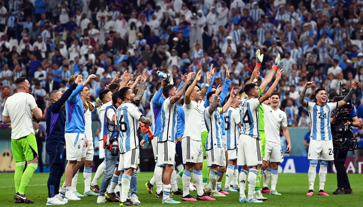 Az argentin válogatott tagjai ünnepelnek, miután 3-0-ra győztek a katari labdarúgó-világbajnokság Horvátország-Argentína elődöntő mérkőzésen. Fotó: MTI/EPA/Georgi Licovszki