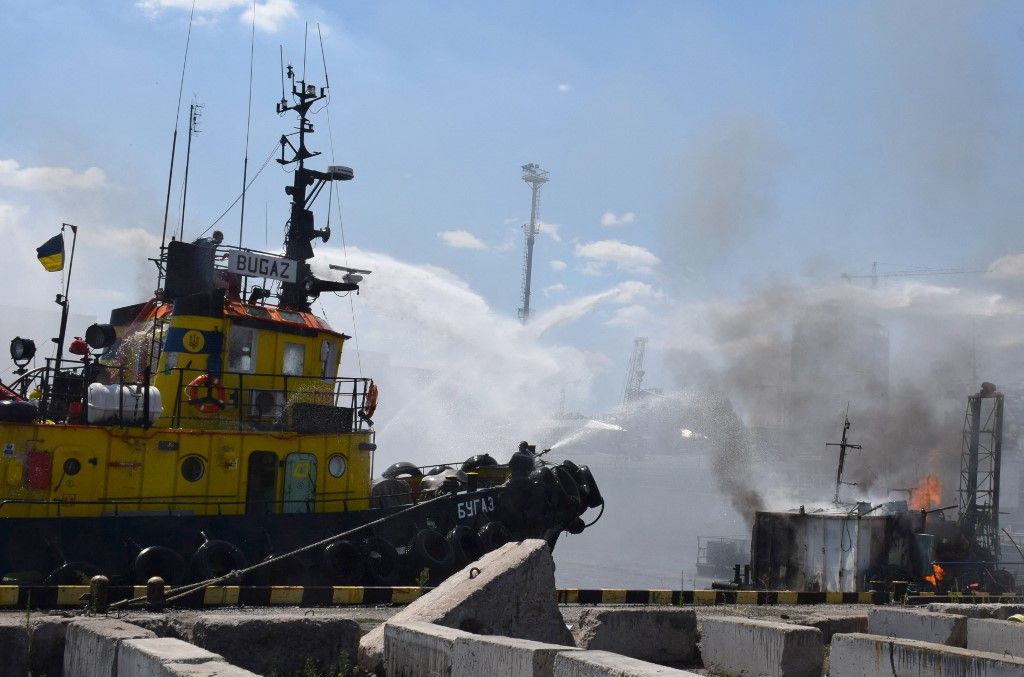 Zajlik a tűzoltás az odesszai rakétatámadás után. Fotó: AFP PHOTO /Odessa City Council Telegram channel