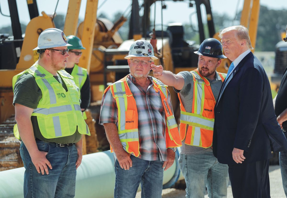 Donald Trump amerikai elnök munkásokkal találkozik a Texas állambeli Crosbyban.<br>FOTÓ: REUTERS / CARLOS BARRIA