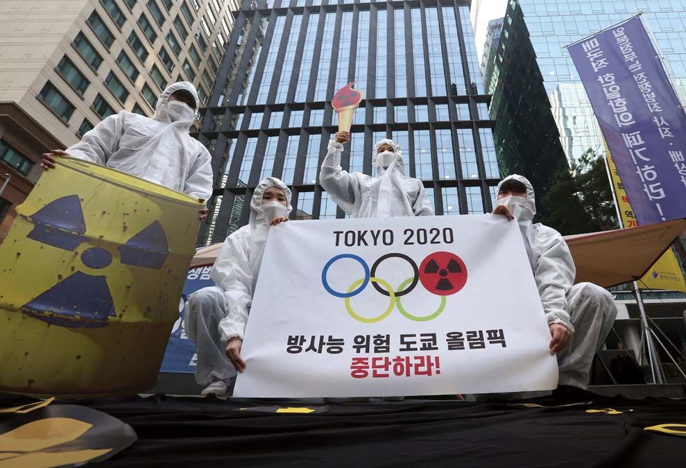 Környezetvédő aktivisták demonstrálnak az olimpia ellen Japán szöuli nagykövetsége előtt 2021 márciusában. <br> Fotó: MTI / EPA / Dzson Hon Kjun