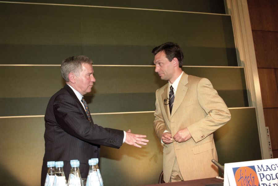 Horn Gyula, az MSZP és Orbán Viktor, a Fidesz elnöke az 1998-as választás második fordulója előtt rendezett tévés vitán. Meggyőző volt Orbán fölénye. <br> Fotó: MTI / Soós Lajos