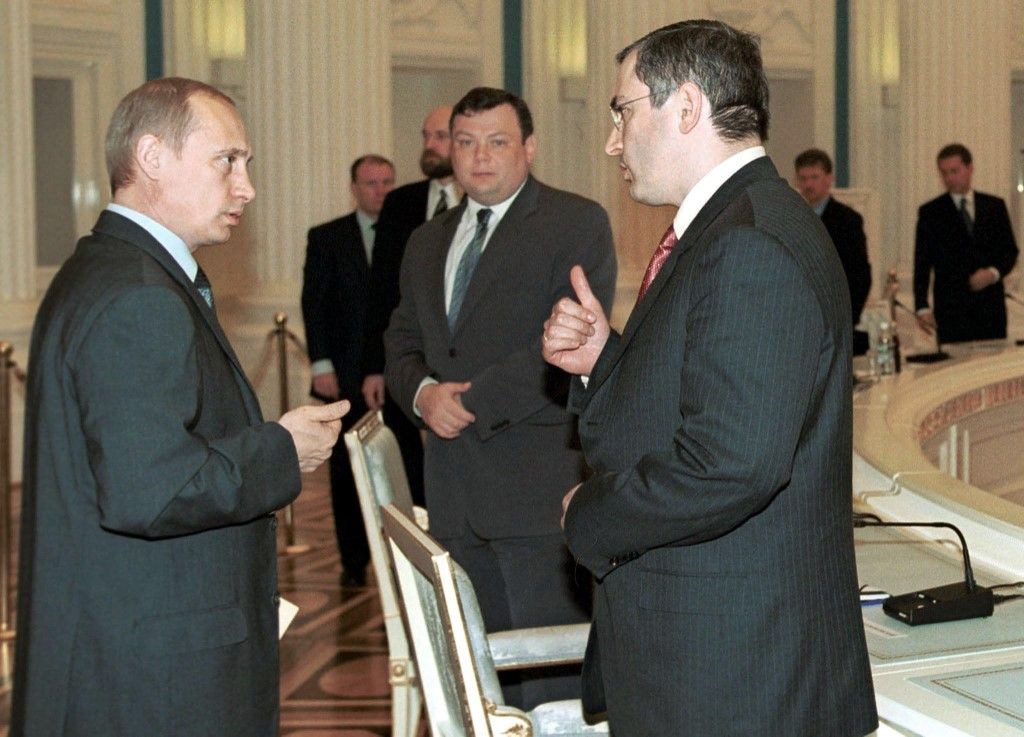 Még szent a béke: Putyin és Hodorkovszkij egyeztetnek az Orosz Iparosok és Befektetők Uniója egyik találkozóján, 2001-ben. Fotó: STF / POOL / AFP