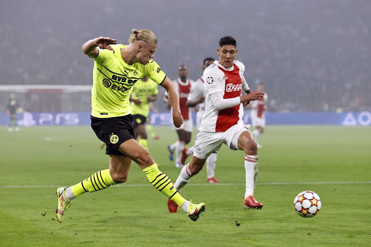 Erling Haaland, a Borussia Dortmund és Edson Alvarez, az Ajax Amsterdam játékosa. Fotó: MTI/EPA/ANP/Maurice van Steen 