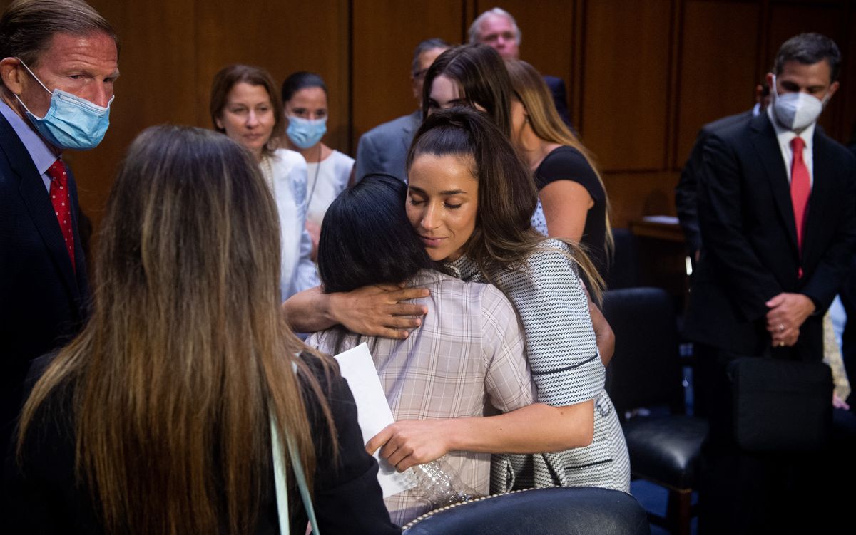 A képen: Aly Raisman öleli meg együttérzően Simone Bilest, miután maga is vallomást tett a szenátusi meghallgatáson az FBI-vizsgálat visszaéléseivel kapcsolatban. Fotó: SAUL LOEB / POOL / AFP