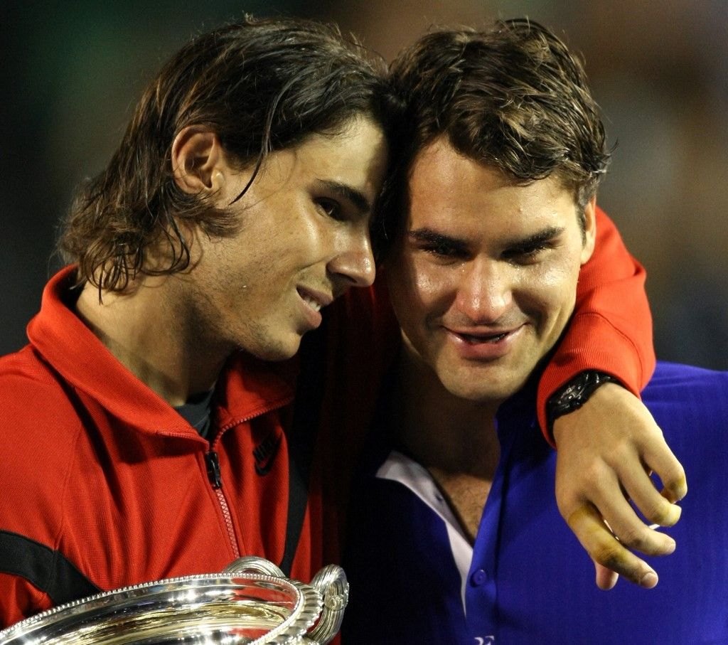 Rafael Nadal, a 2009-es Ausztrál Open bajnoka a díjátadón átöleli a döntőben legyőzött, pityergő Roger Federert.<br> Fotó: Greg Wood / AFP
