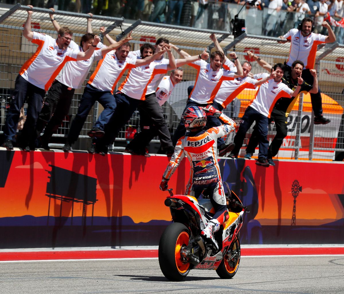 Csapattársai ünneplik a MotoGP géposztályban Hondával versenyző spanyol Marc Márquezt, miután megnyerte a gyorsaságimotoros világbajnokság Amerikai Nagydíját a Texas állambeli Austinban 2018. április 22-én. (MTI/EPA/Paul Buck)