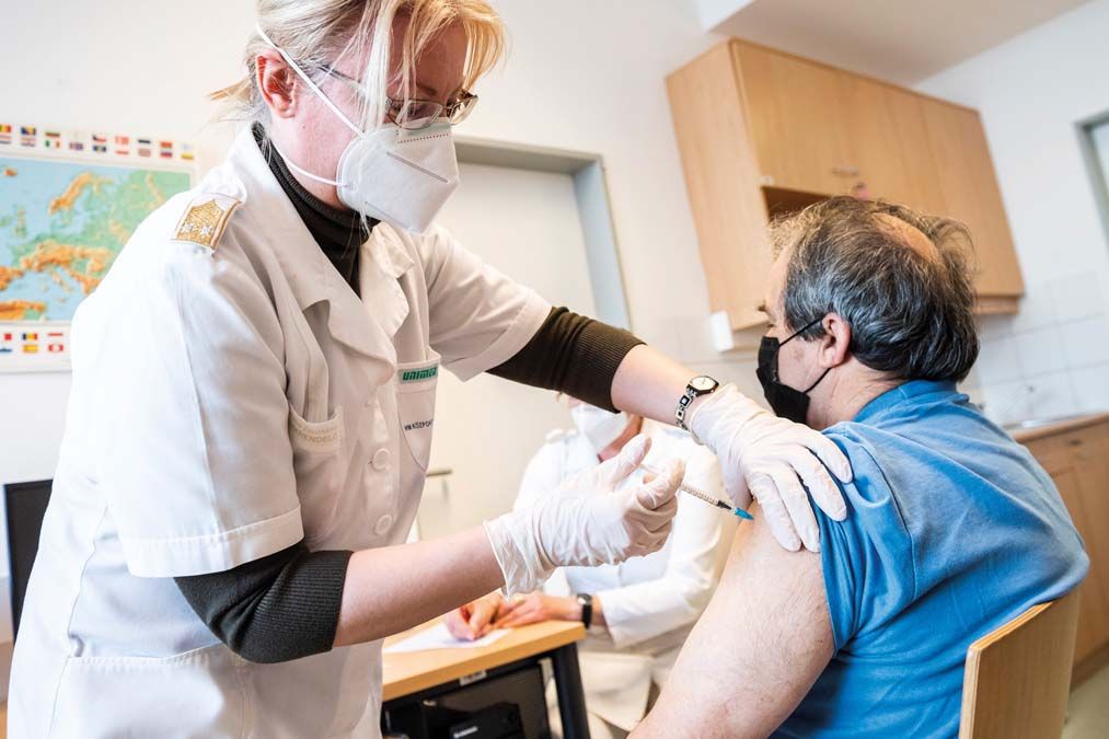 Egy férfit oltanak be az orosz Sputnik V vakcina második adagjával a Magyar Honvédség Egészségügyi Központ székhelyén kialakított oltóponton március 12-én. <br> Fotó: MTI / Mónus Márton