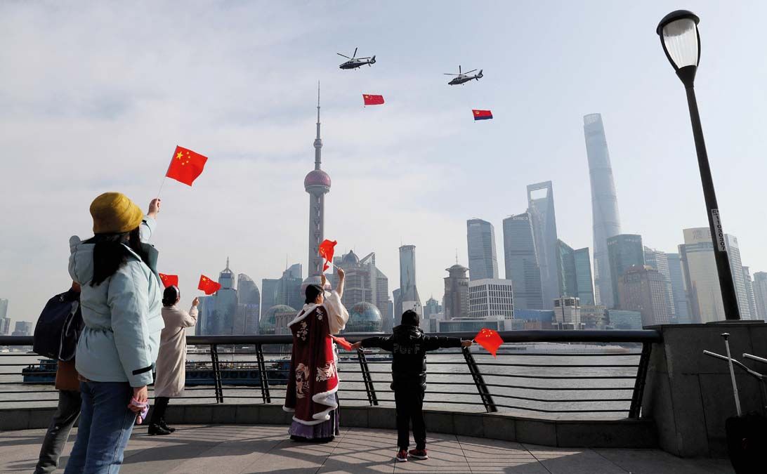 Nemzeti ünnep Sanghaj fölött. Kína 2049-re a világpolitika középpontjába akar érkezni. <br> Fotó: AFP / XINHUA / Fang Zhe
