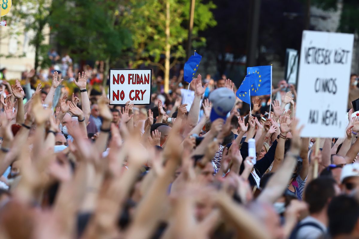 Fudan Egyetem budapesti kampuszának létrehozása ellen meghirdetett tüntetésen a Parlament előtt, a Kossuth Lajos téren 2021. június 5-én. (Fotó: Trenka Attila/Mandiner)