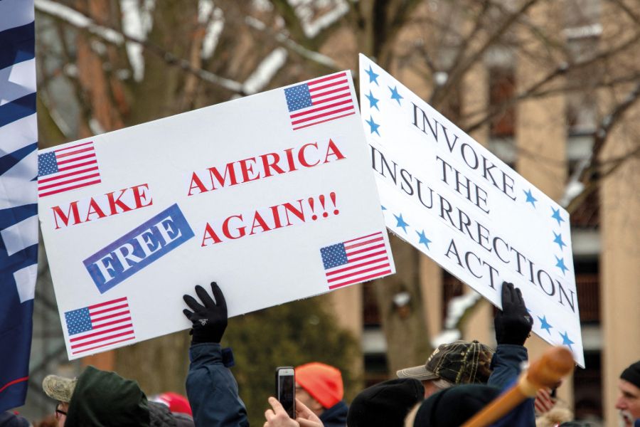 Zűrös választás. Trump támogatói tüntetnek 2021 januárjában a voksolás eredménye ellen. <br> Fotó: AFP / Adam J. Dewey / NurPhoto