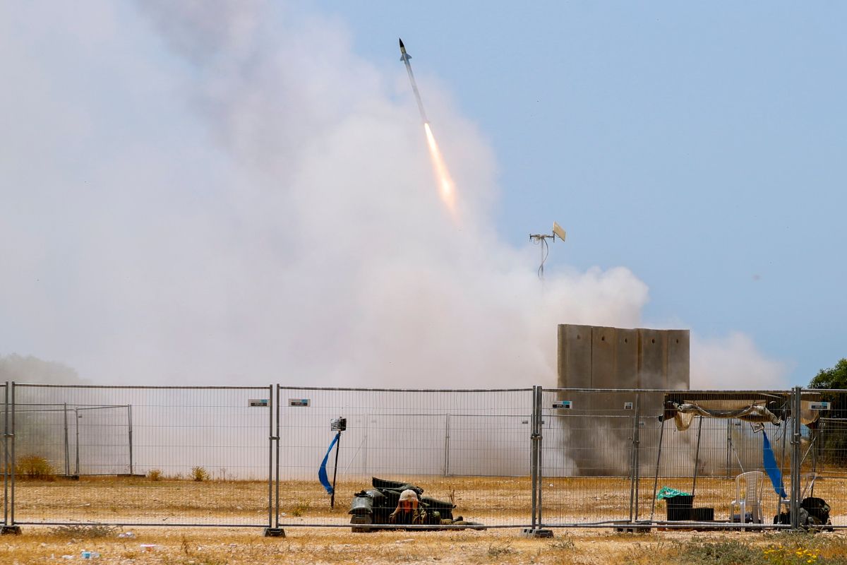 Elfogórakétát lő ki az izraeli hadsereg Vaskupola légvédelmi rendszere a Gázai övezet palesztin fegyvereseinek rakétatámadása ellen Askelónban 2021. május 11-én.<br>Fotó: MTI/AP/Ariel Schalit