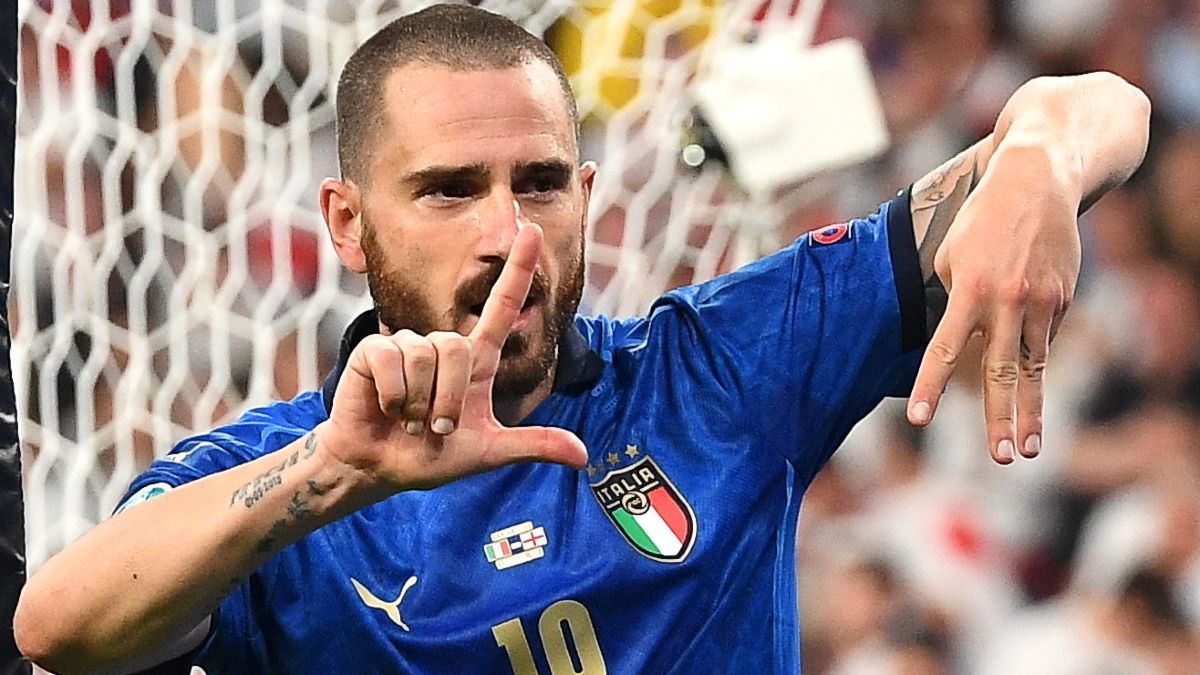 Az olasz Leonardo Bonucci ünnepel, miután belőtte az egyenlítő gólt a 2020-as labdarúgó Európa-bajnokság döntőjében játszott Olaszország-Anglia mérkőzésen a londoni Wembley stadionban 2021. július 11-én.<br>MTI/EPA Pool/Andy Rain