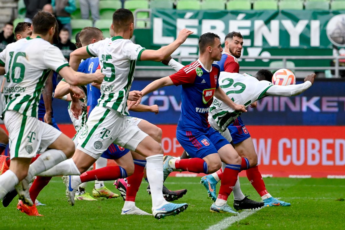 Abena karját érintette a labda, így a Fradi védője érvénytelen gólt szerzett Fotó: MTI/Koszticsák Szilárd