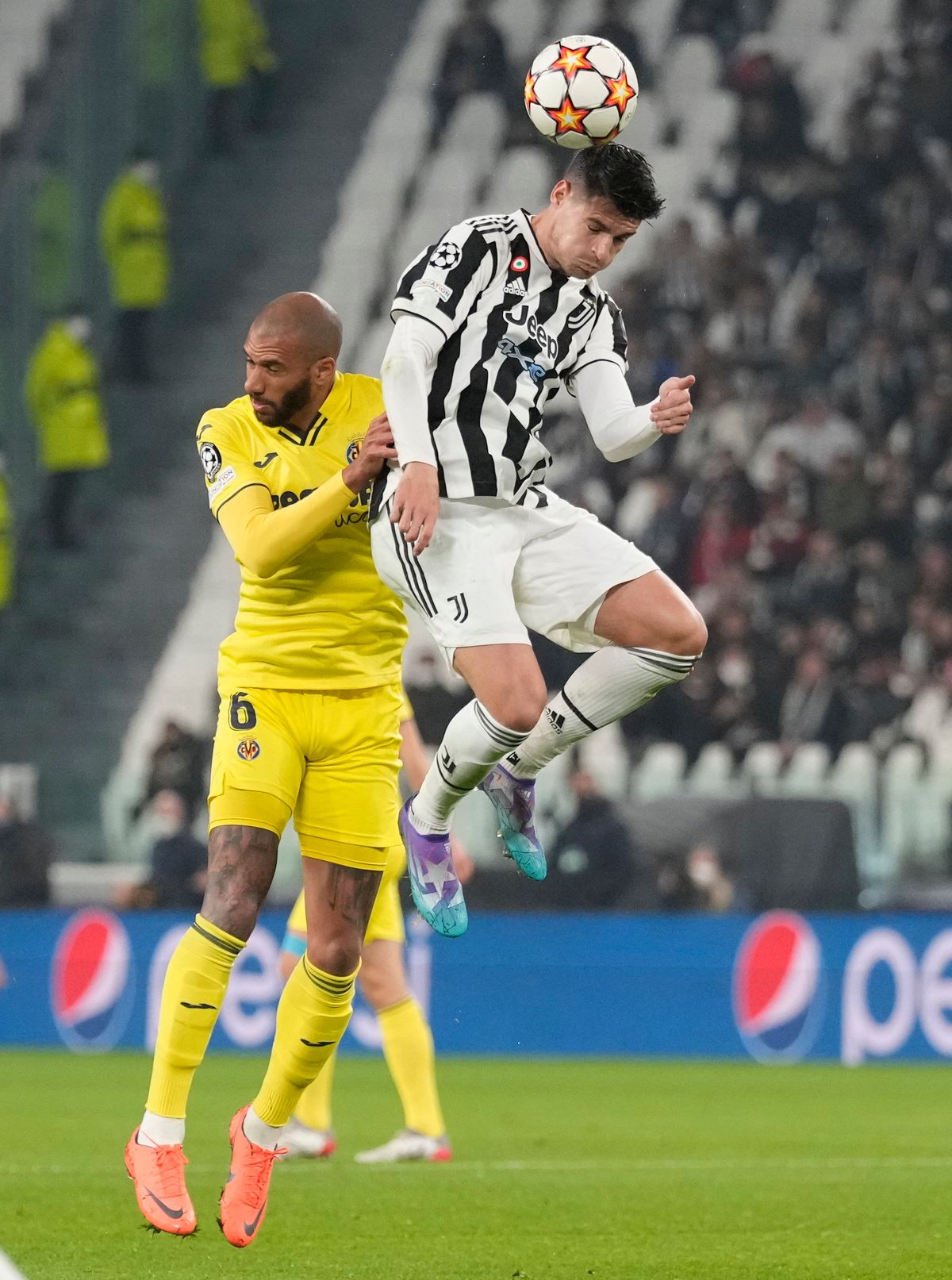 Alvaro Morata, a Juventus (j) és Etienne Capoue, a Villarreal játékosa. Az utóbbi örülhetett a végén. MTI/AP/Antonio Calanni