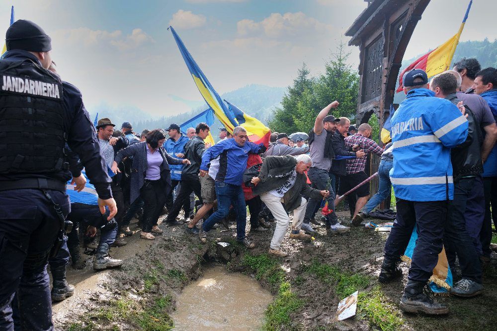 A temetőt rohamozó román szélsőségesek 2019 júniusában <br> Fotó: MTI/Veres Nándor