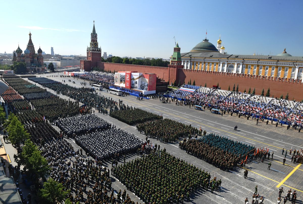 Katonai díszszemle a Vörös téren 2020. június 24-én (MTI/EPA/Host Photo Agency/Mihail Voszkreszenszkij)